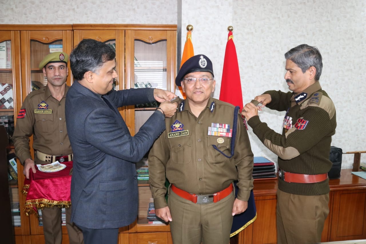 DGP J&K decorates Shri Anand Jain, Shri Nitish Kumar with ADGP rank