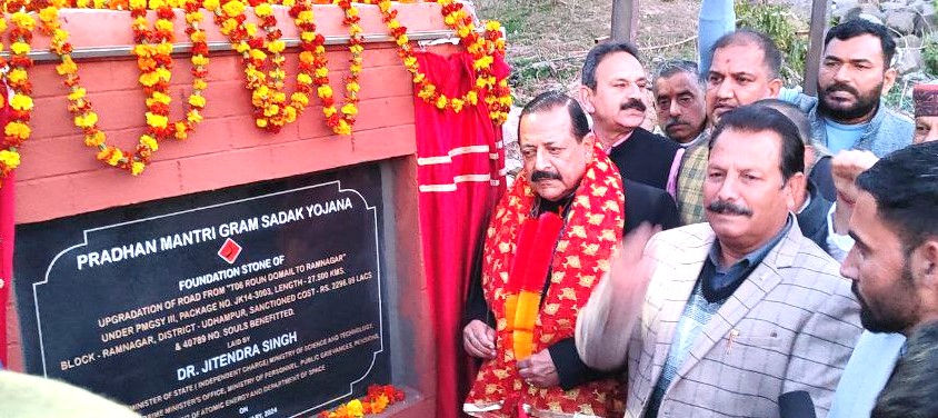 Union Minister Dr. Jitendra Singh laying the Foundation Stone of the road project from Ramnagar to Ramwail, at Ramnagar, Udhampur