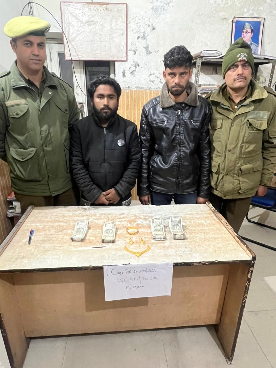 0NE THEFT CASE SOLVED; APPROX. 55 GRAMS OF GOLDEN JEWELLERY ALONGWITH CASH AMOUNT OF Rs. 02 LAKH RECOVERED BY KATHUA POLICE AT HATLI; 02 THIEVES ARRESTED