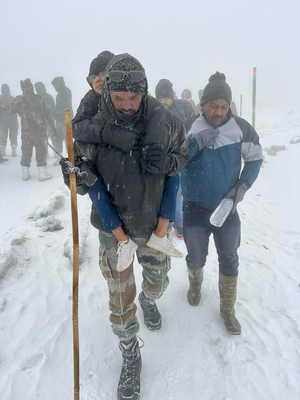 Army rushes to aid 500 tourists stranded after sudden snowfall in Sikkim