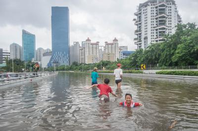 Heavy rains trigger flash floods in Indonesia